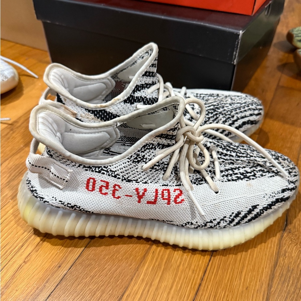 Yeezy 350 Zebras size 9